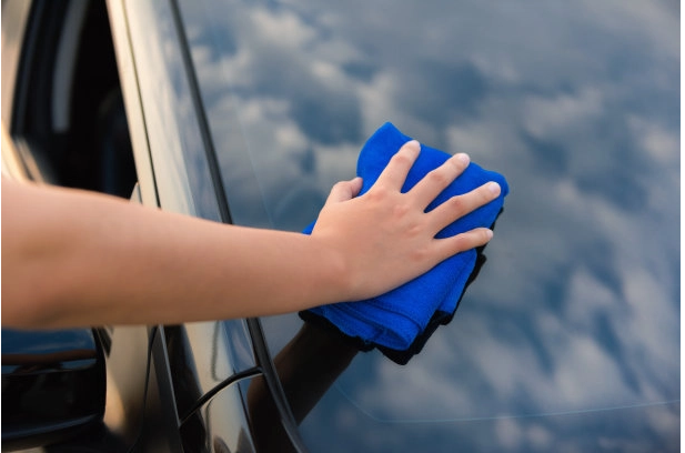 8.12How To Use A Microfiber Cloth for Car Cleaning Windows（2）_617_408.png